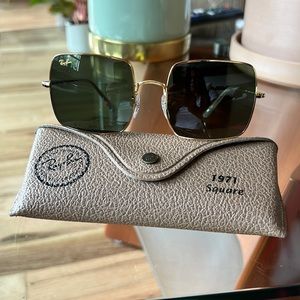 The return of a 70s look from the vault, these oversize square metal frames.